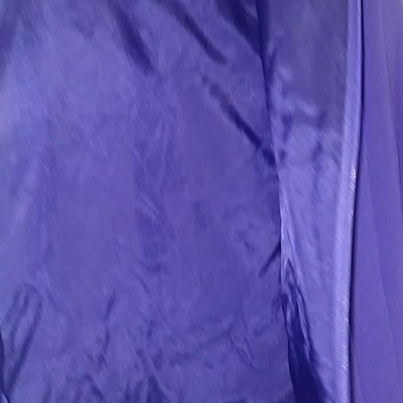 Women's Sleeveless Pleated Crepe Dress - Picture 7 of 12